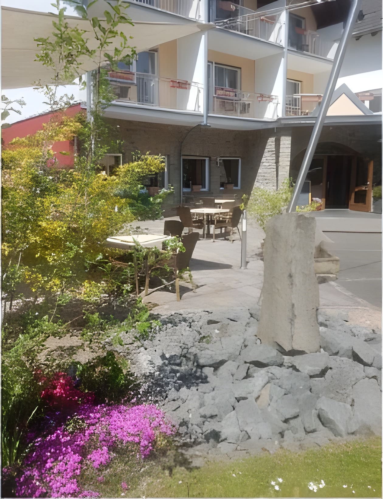 Hotelfassade mit Garten