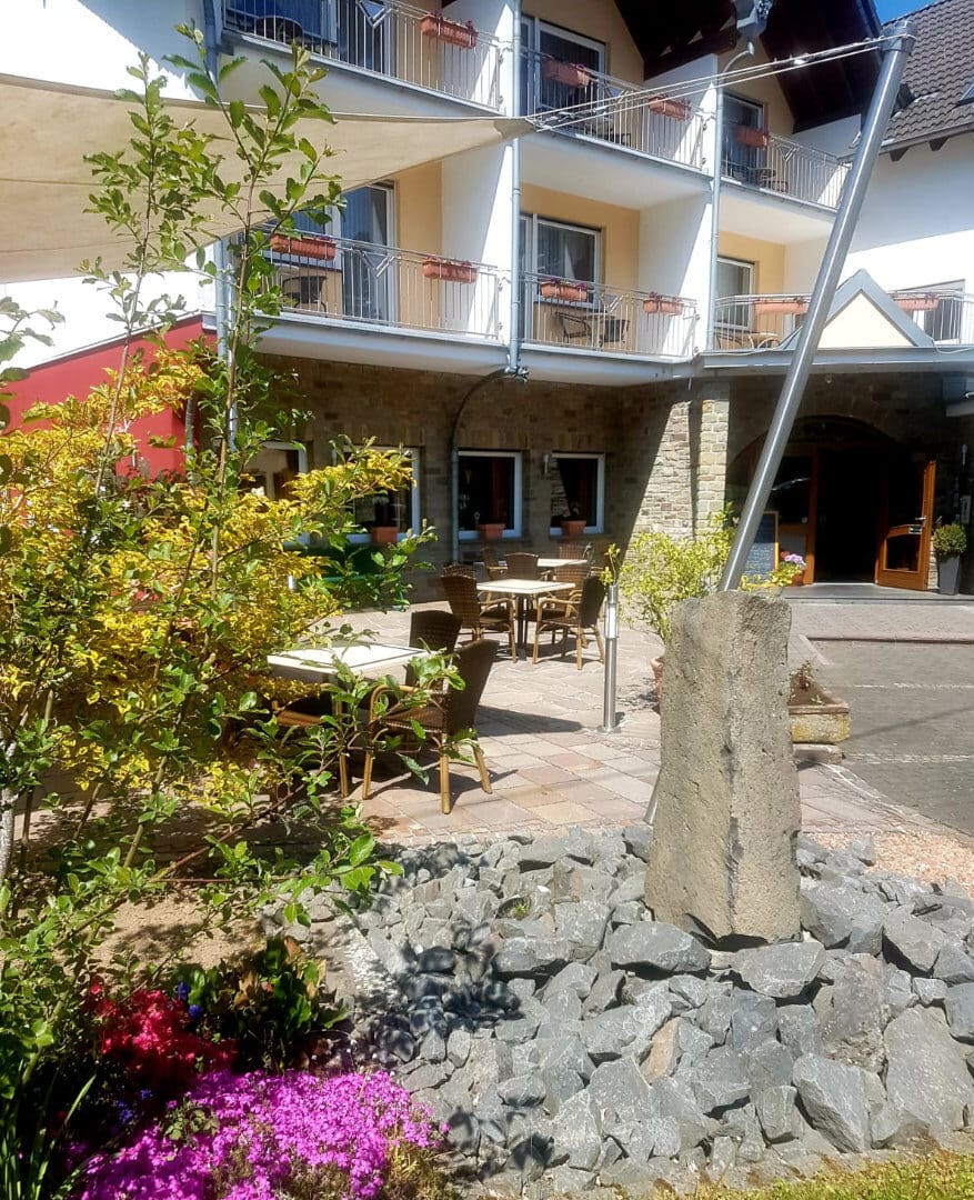 Hotelgarten mit Brunnen