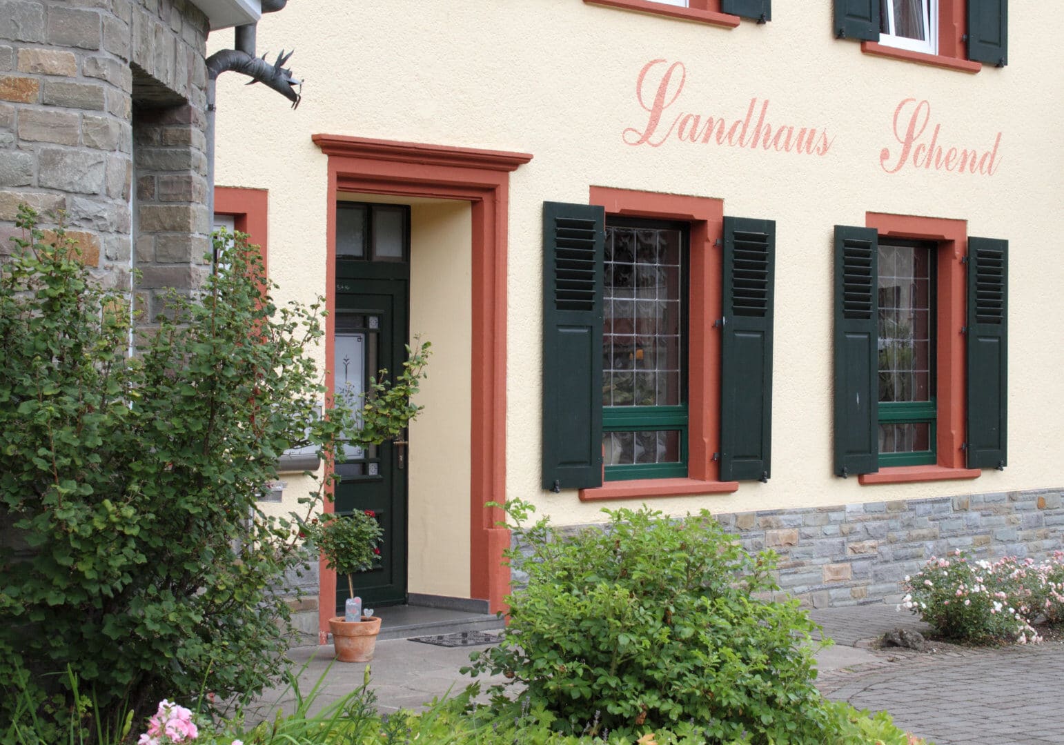Fassade mit Schriftzug Landhaus Schend