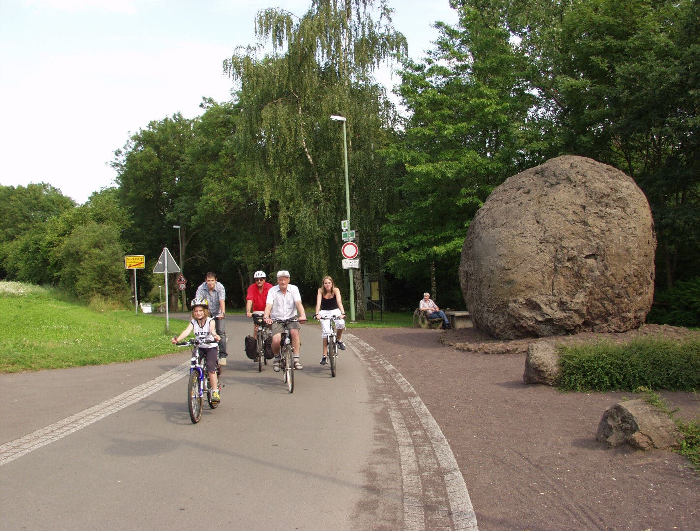 Radfahrer auf einem Radweg in der Vulkaneifel bei Immerath